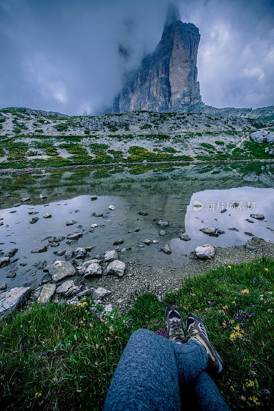 女人休息的特写，而徒步旅行周围的Tre Cime di Lavaredo在白云石，欧洲阿尔卑斯山，意大利